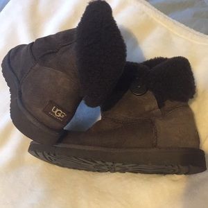 Brown button side Ugg’s